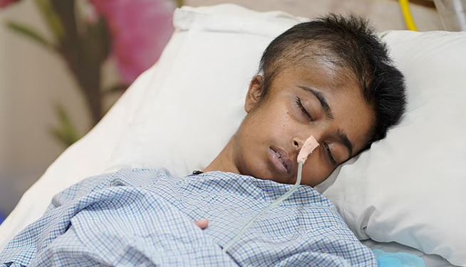 হাসপাতালের বিছানায় মনীষা