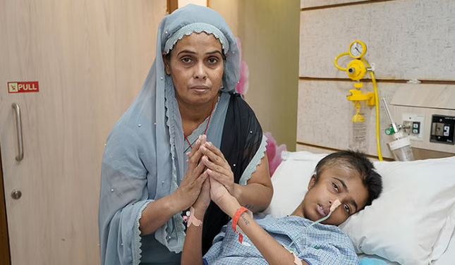 সাহায্যের জন্য আর্তি জানাচ্ছেন মা ও  মেয়ে