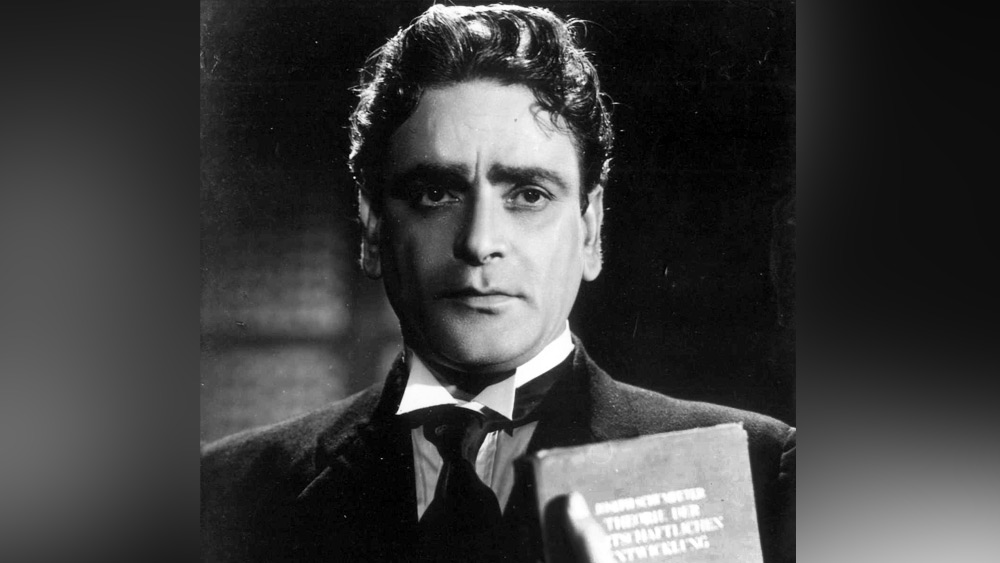 কপূর পরিবারের বলিউডজগতে প্রথম পদার্পণ যাঁর মাধ্যমে, তিনি পাকিস্তানে জন্মগ্রহণ করেছিলেন। ১৯০৬ সালে ৩ নভেম্বর পাকিস্তানের ফয়সলাবাদে তাঁর জন্ম হয়। ১৯২৮ সাল থেকে একের পর এক সুপারহিট ছবি উপহার দিয়েছিলেন দর্শকদের। শুধু হিন্দি ছবিতেই নয়, পঞ্জাবি ও কন্নড় ছবিতেও পৃথ্বীরাজ অভিনয় করেছিলেন।