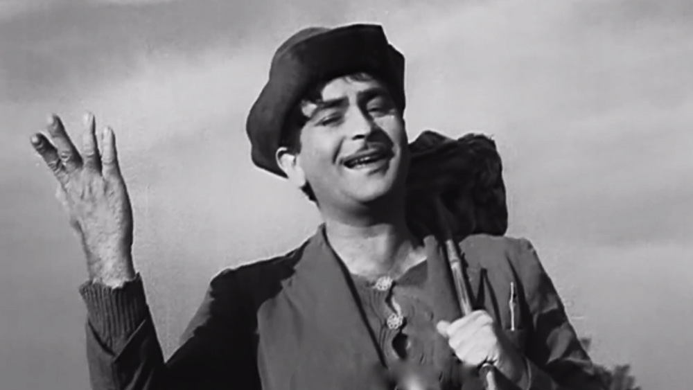 শুধু অভিনেতাই নয়, বড়পর্দার পিছনে প্রযোজক হিসাবেও কাজ করেছেন রাজ কপূর। ৫০ বছর ধরে বলিউড ইন্ডাস্ট্রিতে রাজত্ব করে তিনিও ‘দাদাসাহেব ফালকে’ পুরস্কার এবং ‘পদ্ম ভূষণ’ সম্মানে ভূষিত হন।