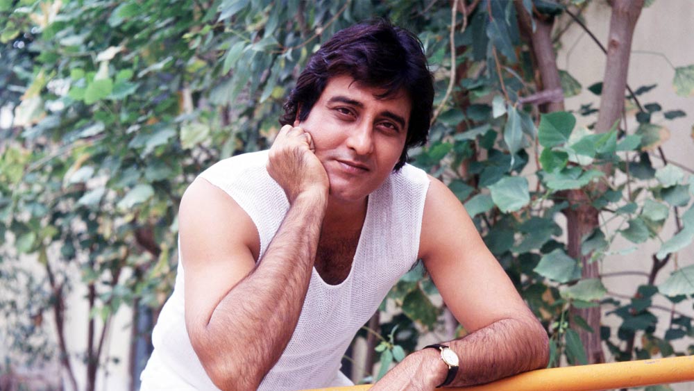 অভিনেতা যখন তাঁর কেরিয়ারের শীর্ষে, তখন আধ্যাত্মিকতার দিকে ঝুঁকে পড়ে তিনি অভিনয় থেকে সাময়িক বিরতি নেন। পরবর্তীতে তিনি আবার সিনেমাজগতে ফিরে আসেন। ২০১৮ সালে তাঁকে ‘দাদাসাহেব ফালকে’ পুরস্কার দেওয়া হয়।