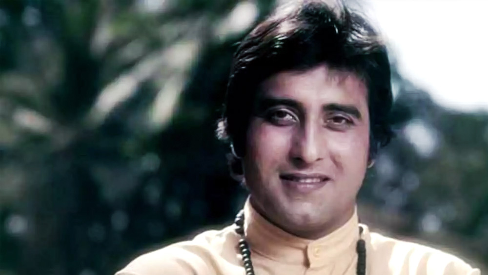 অভিনয় থেকে সরে গিয়ে পরে রাজনীতির সঙ্গে যুক্ত হয়েছিলেন বিনোদ। ১৯৪৬ সালে এই অভিনেতা পাকিস্তানের পেশওয়ারে এক পঞ্জাবি পরিবারে জন্মগ্রহণ করেছিলেন। দেশভাগের পর তাঁরা মুম্বইয়ে চলে আসেন।