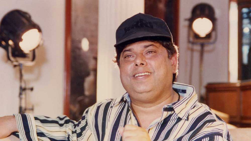 ডেভিড ধাওয়ান ওরফে রাজিন্দর ধাওয়ানের জন্ম ত্রিপুরার আগরতলায়। তাঁর বাবা ইউকো ব্যাঙ্কে কর্মরত ছিলেন। বদলির চাকরির  সূত্রেই দেশের বিভিন্ন প্রান্তে যেত ধাওয়ান পরিবার। ডেভিডের দাদা অনিল অভিনয় জগতের সঙ্গে যুক্ত থাকায় অভিনেতা হওয়ার ইচ্ছা জাগে ডেভিডের।