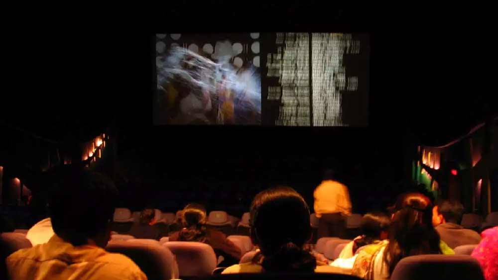 ডেভিড যে কলেজে পড়তেন, সেখান‌ে প্রতি দিন নিয়ম করে তাদের নিজস্ব প্রেক্ষাগৃহে বিকেল ৫টা থেকে একটি করে ছবি দেখানো হত। সেই প্রেক্ষাগৃহেই এক দিন বিকেলবেলায় একটি ছবি দেখতে যান ডেভিড। ঘটনাচক্রে, সেদিন প্রেক্ষাগৃহে একটি বাংলা ছবি দেখানো হচ্ছিল।