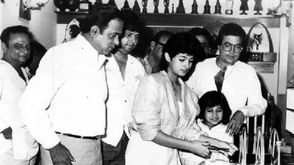 ঠিক তার পরের বছরেই ডেভিড ধাওয়ান পরিচালিত ‘স্বর্গ’ ছবিটি মুক্তি পায়। এই ছবিতে রাজেশ খন্না, গোবিন্দ ও জুহি চাওলাকে অভিনয় করতে দেখা যায়। সাবলীল অভিনয়ের সঙ্গে যথাযথ গানের ব্যবহারের ফলে ছবিটি বক্স অফিসে হিট হয়। সকলেই ডেভিডের প্রশংসায় পঞ্চমুখ।