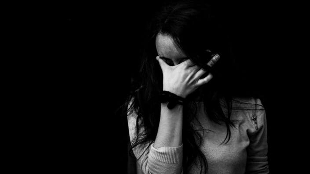 লুইজের স্ত্রীর দাবি, মেয়েদের স্কুলে যাওয়ায় নিষেধাজ্ঞা জারি করেছিলেন স্বামী। বিয়ের বছর পাঁচেক পর পাঁচ এবং দু’বছরের দুই মেয়ের সঙ্গে তাঁকেও বন্দি করে রাখেন লুইজ।