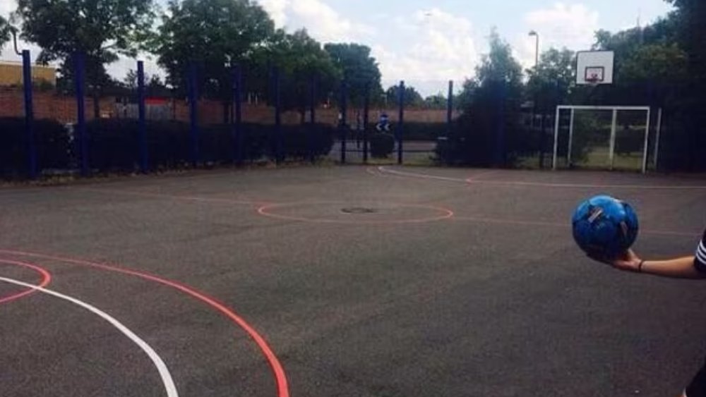 এই মাঠেই খেলা শুরু করেন কেলি।