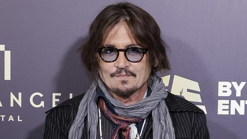 তবে এই দুই হলি তারকাদের নিয়ে বিতর্ক চলছে অনবরত। জানা যায়, অ্যাম্বারের সঙ্গে সম্পর্ক মসৃণ থাকাকালীনই ইংল্যান্ডের রাজবধূ কেট মিডলটনের একটি নগ্ন ছবি কেনার জন্য ২৫ লক্ষ টাকা খরচ করেছিলেন ‘পাইরেটস অব দ্য ক্যারিবিয়ান’-এর নায়ক।