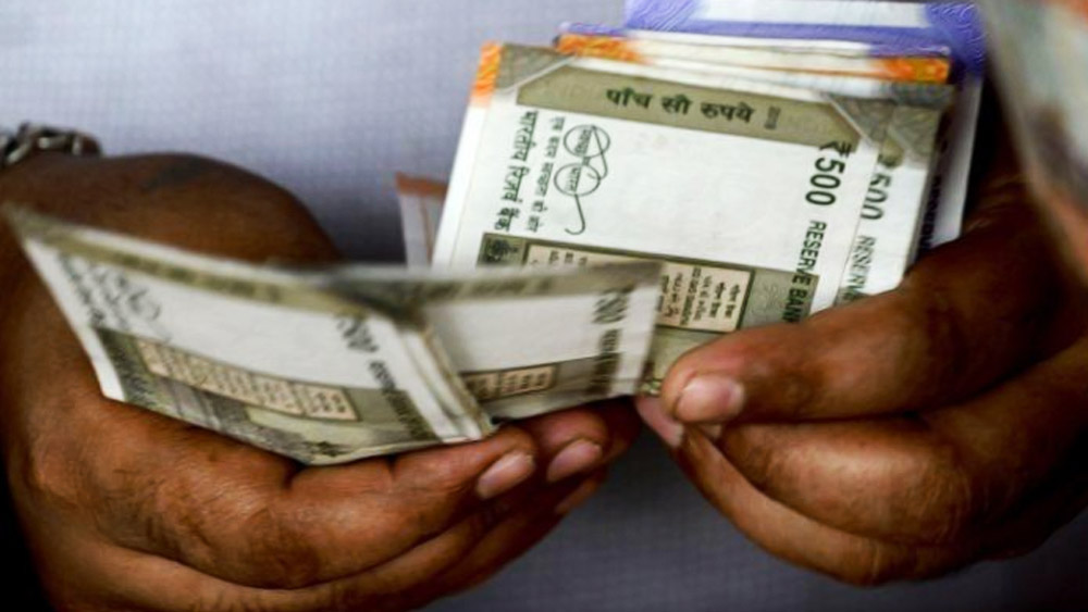 যাদের আয় পাঁচ লক্ষ টাকার বেশি, তাঁদের ৫ হাজার টাকা জরিমানা দিতে হবে। যাদের আয় পাঁচ লক্ষ টাকার কম, তাঁদের ১ হাজার টাকা জরিমানা দিতে হবে। 