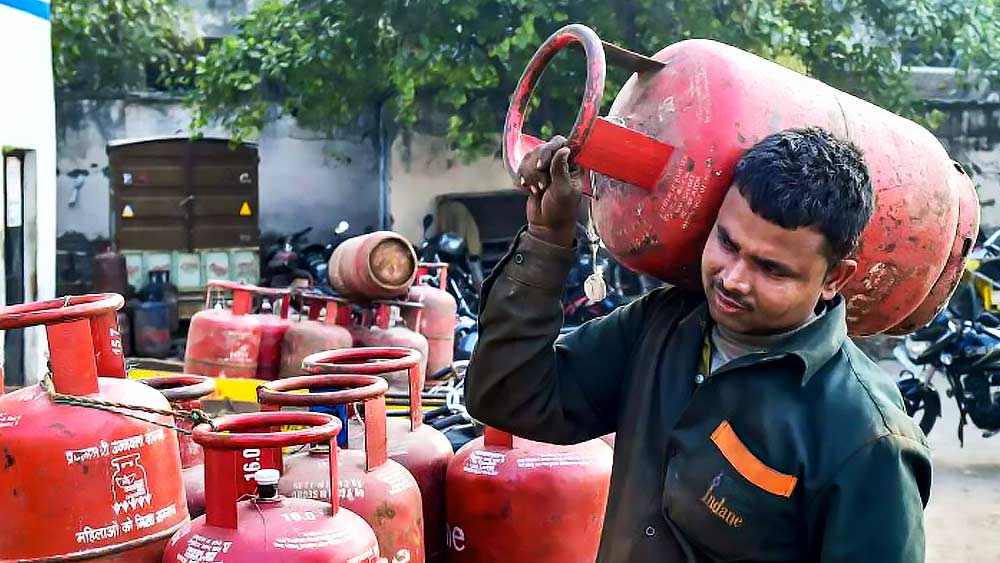 ১ অগস্ট থেকে রান্নার গ্যাসের দাম কমছে। ইন্ডিয়ান অয়েল কর্পোরেশন ১৯ কেজি বাণিজ্যিক এলপিজি সিলিন্ডারের দাম ৩৬ টাকা কমিয়েছে। 