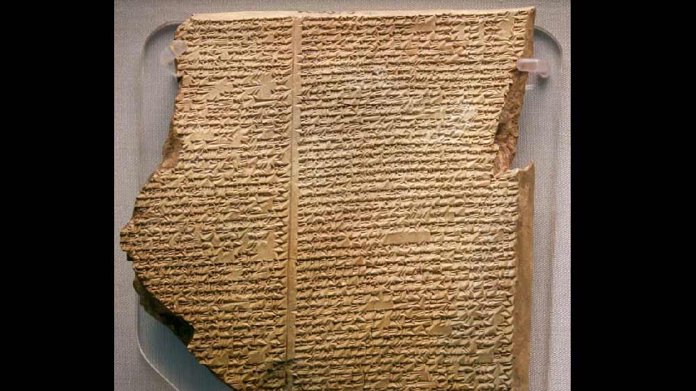 মহাপ্লাবনের কথা উল্লিখিত রয়েছে ‘বাইবেল’-এর চেয়েও প্রাচীন গ্রন্থগুলিতে। প্রাচীন মেসোপটেমিয়ার ‘গিলগামেশ’ মহাকাব্যেও মহাপ্লাবনের বর্ণনা রয়েছে। সেখানে সব থেকে ক্ষমতাবান দেবতা এনলিল সৃষ্টিকে এক প্লাবন দ্বারা ধ্বংস করেন। কারণ, পৃথিবী বড় বেশি কোলাহলপূর্ণ হয়ে পড়েছিল। মানব-সৃষ্টিকারী দেবতা ইয়া উৎনাপিশথিম নামে এক বীরকে আসন্ন প্লাবনের খবর দেন। উৎনাপিশথিম এক বিশাল নৌকা নির্মাণ করে বিশ্বে প্রাণের প্রবাহকে রক্ষা করেন। (সঙ্গের ছবিটি ব্রিটিশ মিউজিয়ামে রক্ষিত গিলগামেশ-এর ‘ফ্লাড ট্যাবলেট’-এর)