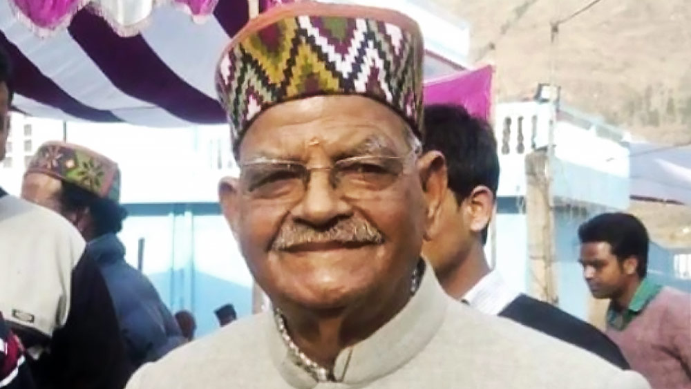 সে দিন অর্থাৎ ১১ মে মারা যান আশ্রয়ের ঠাকুরদা তথা প্রাক্তন কেন্দ্রীয় মন্ত্রী সুখরাম। হিমাচল প্রদেশের রাজনৈতিক গণ্ডি ছাপিয়ে যিনি এক কালে পিভি নরসিংহ রাও সরকারের টেলিকমমন্ত্রী হয়েছিলেন। তবে সেই রাজনৈতিক পরিচয় ছাপিয়েও যাঁর নাম ঘুরেফিরে আসে টেলিকম দুর্নীতিতে দোষী হিসাবে।