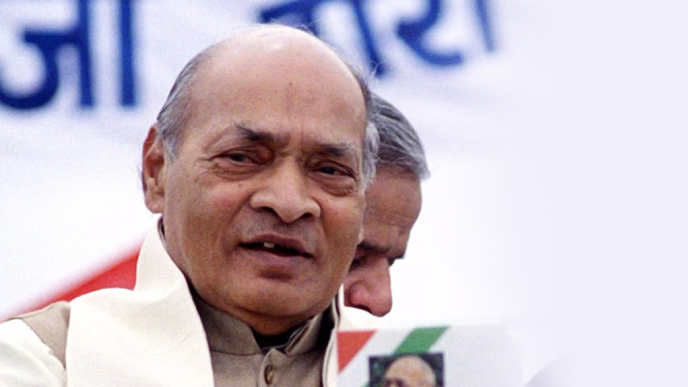 নব্বইয়ের দশকে এ দেশে আর্থিক সংস্কারের কাণ্ডারি হিসাবে তৎকালীন প্রধানমন্ত্রী পিভি নরসিংহ রাওয়ের নাম করা হয়। সেই সঙ্গে নাম উঠে আসে তৎকালীন অর্থমন্ত্রী মনমোহন সিংহ এবং টেলিকমমন্ত্রী সুখরামের। তবে আর্থিক সংস্কারে গুরুত্বপূর্ণ ভূমিকা নিলেও টেলিকম দুর্নীতিতে নাম জড়ানোয় বরাবরের মতো কলঙ্কিত হয়েছিলেন সুখরাম।