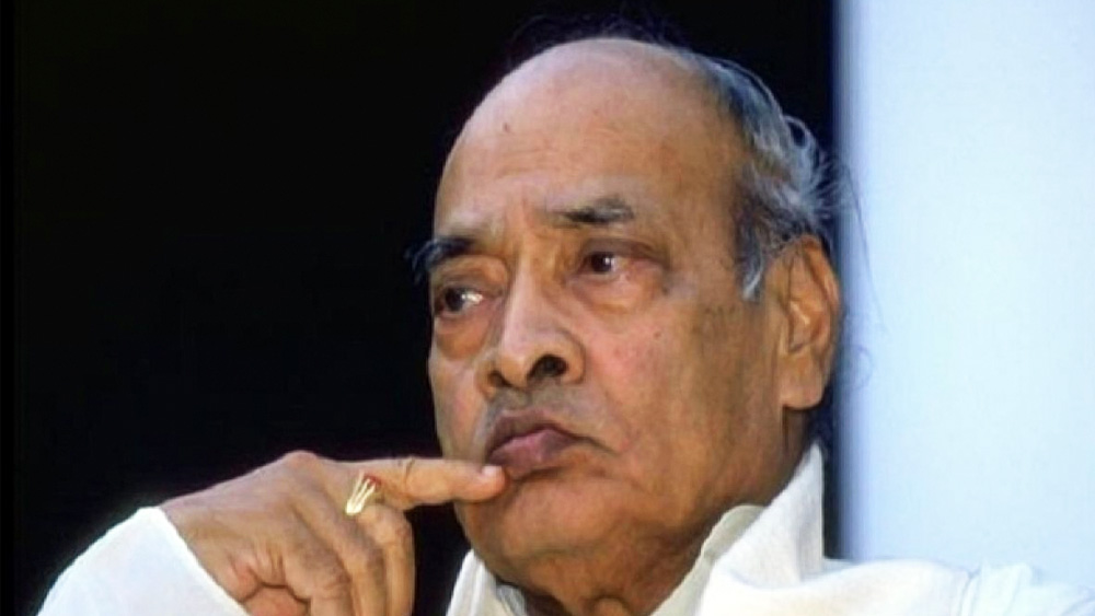 ১৯৯৬ সালে টেলিকম ক্ষেত্রে দুর্নীতি ও আয়ের সঙ্গে সঙ্গতিহীন সম্পত্তির একাধিক মামলায় অভিযুক্ত হন সুখরাম। দুর্নীতিতে অভিযুক্ত হওয়ার জেরে তাঁকে দল থেকে বহিষ্কার করে কংগ্রেস।