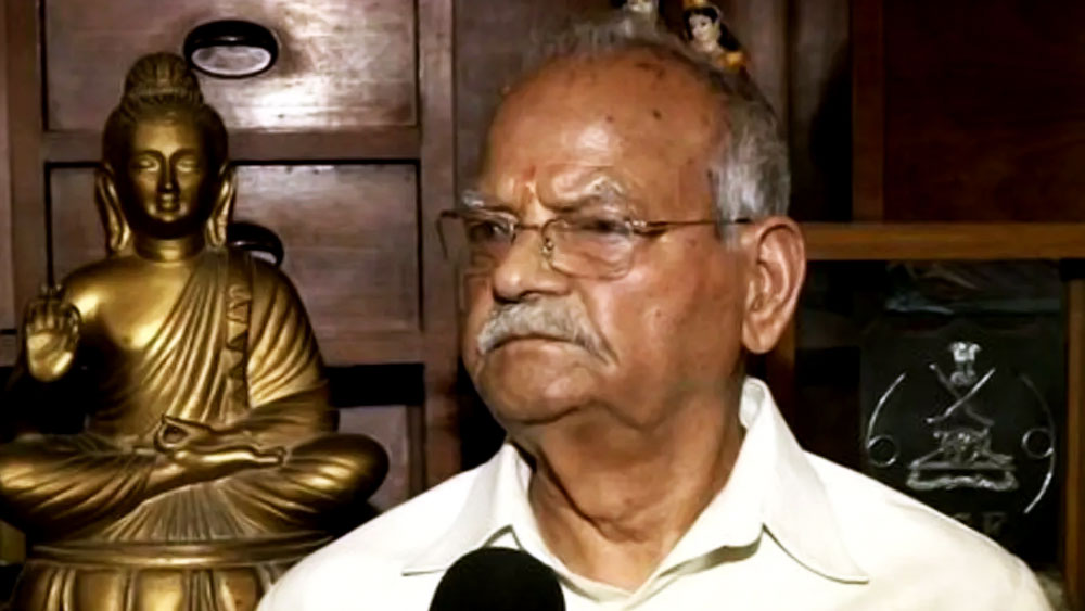 দুর্নীতির পাশাপাশি বার বার দলবদলেও তাঁর নাম করা হয়। কংগ্রেস থেকে বহিষ্কৃত হওয়ার পর হিমাচল বিকাশ মোর্চা কংগ্রেস নামে দল গড়েন সুখরাম। তারও পরে ২০০৪ সালের লোকসভা ভোটের আগে ফের কংগ্রেসে যোগ দেন। কংগ্রেসের সঙ্গে সম্পর্কচ্ছেদ করে ২০১৭ সালে আবারও দলবদল। এ বার বিজেপিতে।