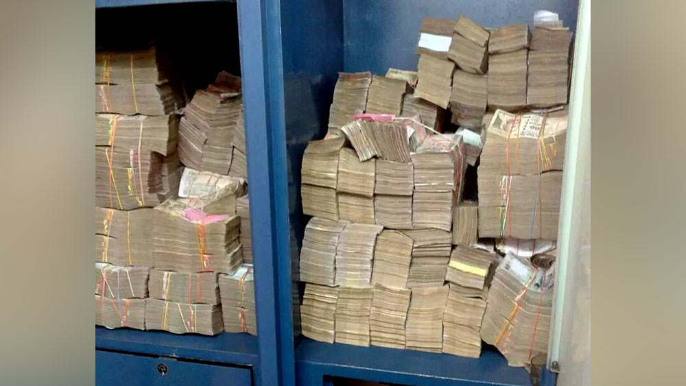 ১৬ অগস্ট দিল্লির সফদরজং লেনে সুখরামের বাসভবনে হানা দেয় সিবিআই। একই সঙ্গে হিমাচল প্রদেশের মান্ডিতে তাঁর বাড়িতেও চলে অভিযান। দিল্লিতে উদ্ধার হয় প্রায় আড়াই কোটি টাকা।