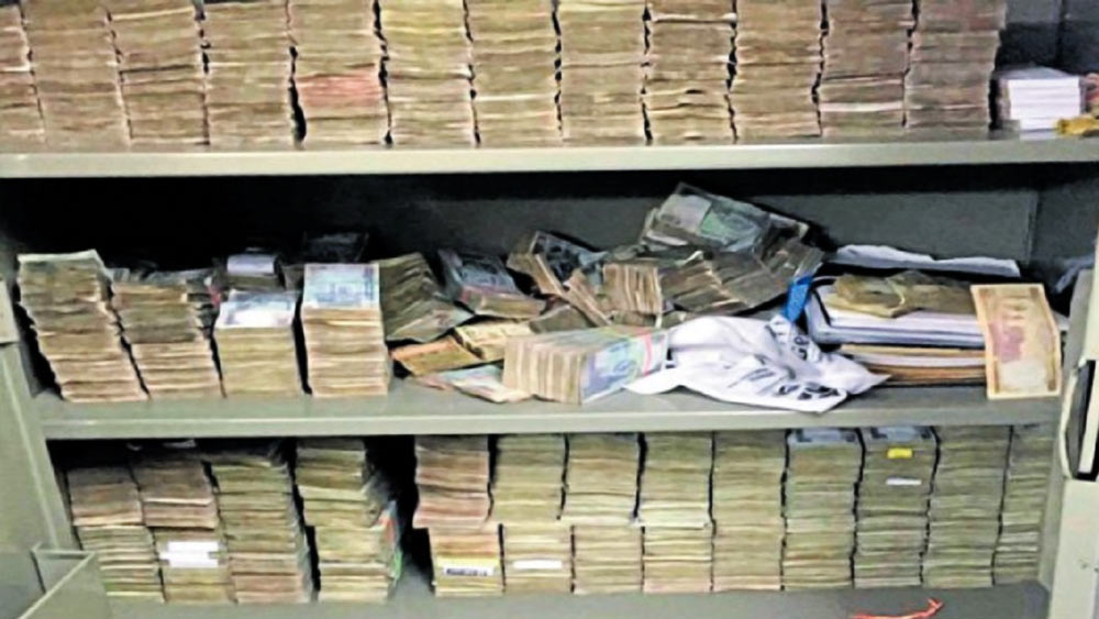 মান্ডির বাড়িতে ২২টি স্যুটকেস এবং ট্রাঙ্কে ভরে রাখা ছিল থরে থরে নোট। মান্ডিতে পুজোর ঘরে বিগ্রহের পিছন থেকে উদ্ধার হয় এক কোটি ১৬ লক্ষ নগদ টাকা। কী ভাবে এই টাকা এল, তার সদুত্তর দিতে পারেননি সুখরামের মেয়ে।