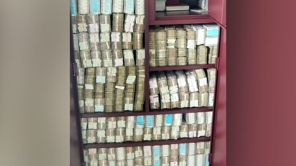 ওই দিনই রুনু ঘোষের বাড়ি থেকে নগদে এক কোটি ৩২ লক্ষ টাকা উদ্ধার করে সিবিআই। সেই সঙ্গে এক কেজি সোনা এবং এক লক্ষ টাকা অর্থমূল্যের বিদেশি মুদ্রাও ছিল তাঁর বাড়িতে। ওই সময়ই হায়দরাবাদের আর্মের দফতর থেকে প্রচুর নথিপত্র-সহ টাকা উদ্ধার হয়।