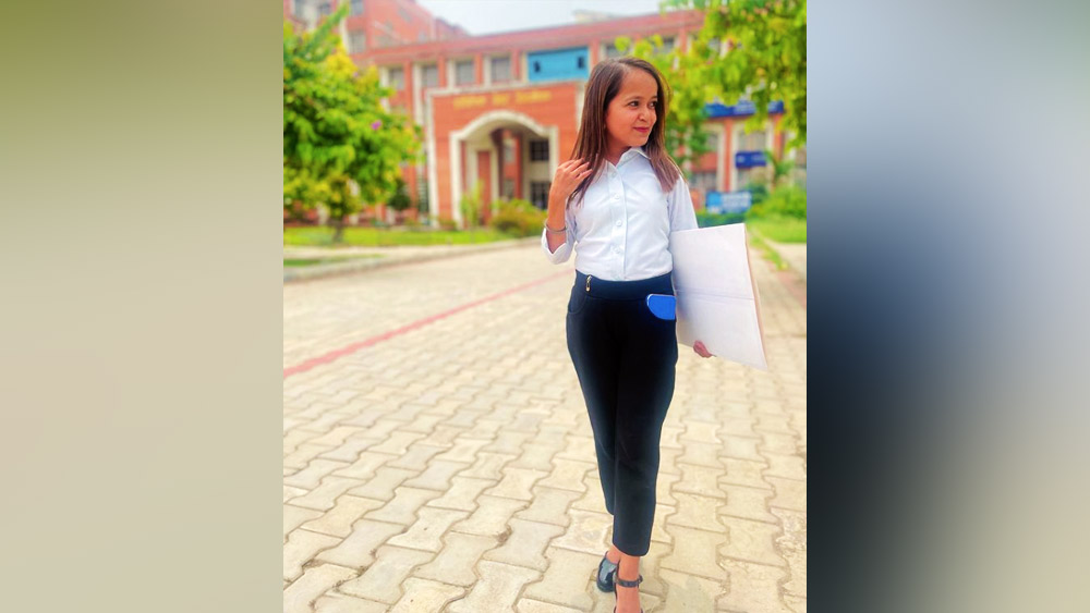 ১০ বছর বয়সেই টের পেয়েছিলেন, আর সকলের মতো বেড়ে উঠছেন না। অন্যদের থেকে উচ্চতায় তিনি খাটো। সেই বয়সেই সকলের গঞ্জনার শিকার। স্কুলের সহপাঠীরাও তাঁকে নিয়ে ঠাট্টাতামাশা করতেন। নিজের উচ্চতা নিয়ে অবসাদেও ভুগেছিলেন।