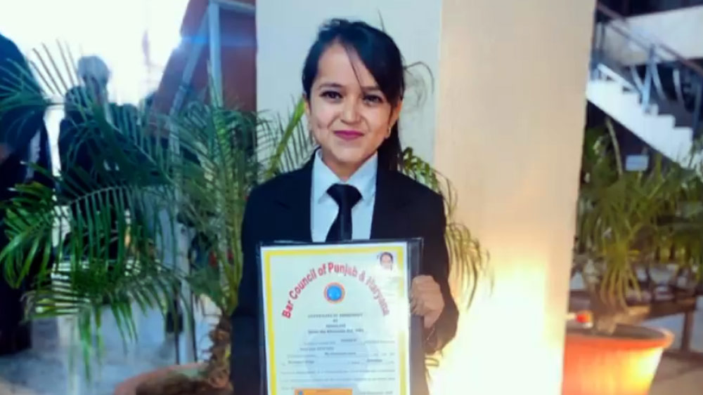 সে সব কাটিয়ে আইনজীবী হিসাবে কেরিয়ার গড়েছেন পঞ্জাবের হরবিন্দর কউর জনগল। ৩ ফুট ১১ ইঞ্চির হরবিন্দরের কাহিনিই আশাভরসা জোগাচ্ছে শারীরিক ভাবে বিশেষ ক্ষমতাসম্পন্নদের।