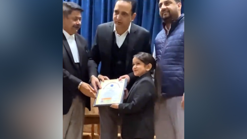 ছোট বয়সে যা প্রতিবন্ধকতা বলে মনে হত, সেটিই নিজের শক্তি হিসাবে ‘ব্যবহার’ করছেন হরবিন্দর। নেটমাধ্যমে অসংখ্য অনুপ্রেরণাদায়ক বার্তা ছড়িয়ে দিচ্ছেন প্রতিনিয়ত।