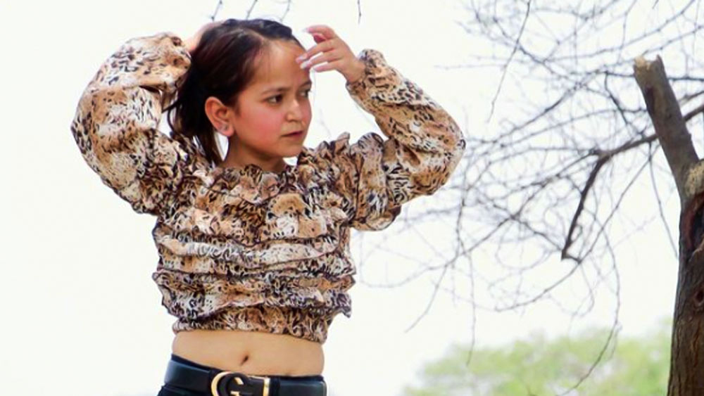 অন্যদের কটূক্তি-ঠাট্টাতামাশা অসহ্য হয়ে উঠেছিল হরবিন্দরের। এক সময় স্কুলে যেতেও ভয় পেতে শুরু করেন। হরবিন্দরের কথায়, ‘‘মাধেমধ্যেই স্কুল যাওয়া বন্ধ করতে শুরু করি। নিজের ঘরে একলা বসে থাকতাম। অন্যদের কটূক্তি শুনতে শুনতে নিজের ক্ষমতা নিয়েও সন্দেহ হতে শুরু করে।’’