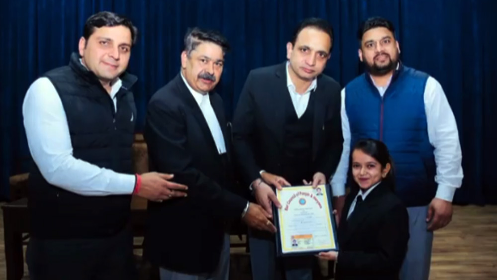 দীর্ঘ দিন এ ভাবেই কেটেছিল। তবে স্কুলের গণ্ডি পেরোনোর পর আচমকাই এক দিন সব কিছু বদলে যায়। এলএলবি পড়ার জন্য একটি বেসরকারি কলেজে ভর্তি হন তিনি। হরবিন্দর বলেন, ‘‘তার পর থেকে জীবনটাই পাল্টে গিয়েছিল।’’