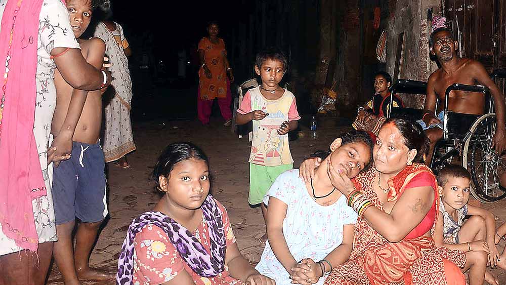 প্রশ্নহীন: শিশুটিকে গাড়ি পিষে দিয়ে চলে যাওয়ার পর তার পরিবার, কলকাতা, ৩১ জুলাই। স্বাতী চক্রবর্তী