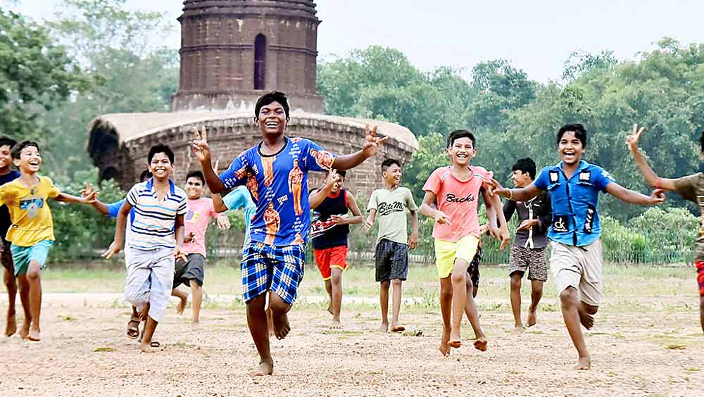 নতুন জেলা প্রাপ্তির খুশিতে ছোটরা। বিষ্ণুপুরে সোমবার।