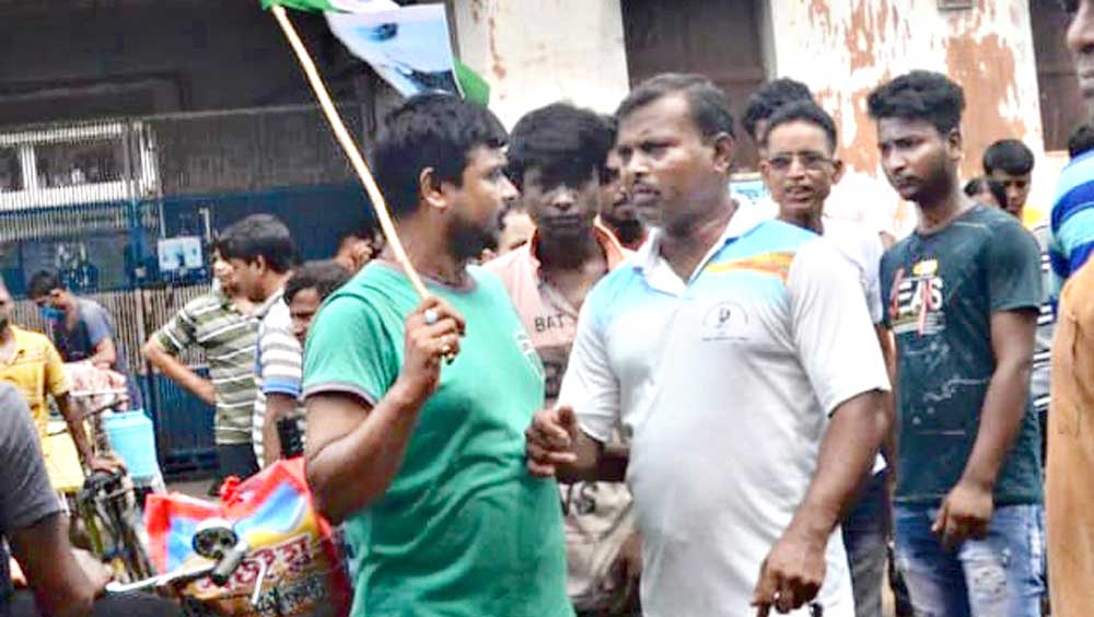 প্রশিক্ষক অষ্টম দাসকে নিয়ে উল্লাস।