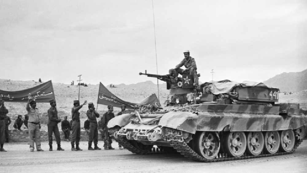 পাকিস্তানে তৎকালীন সোভিয়েত বাহিনীর সঙ্গে যুদ্ধরত আফগানিস্তানে জখম ইসলামি মুজাহিদিন গেরিলাদের চিকিৎসার জন্য ‘রেড ক্রিসেন্টে’র সঙ্গে কাজ করেছিলেন জওয়াহিরি।