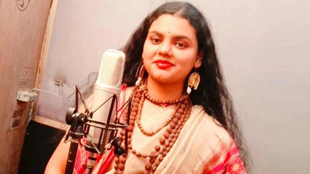 ‘হর হর শম্ভু…শম্ভু…শিব মহাদেব..শম্ভু…শম্ভু’। এই গানটি বাচ্চা থেকে বুড়ো সকলের হৃদয় জয় করেছে। শুধু শিবভক্তরাই নন, আমজনতাও এই গানের সুর-তালে মুগ্ধ। যাঁর শিবভক্তির গান গোটা দেশ মাতাচ্ছে, সেই গায়ক আসলে কে?