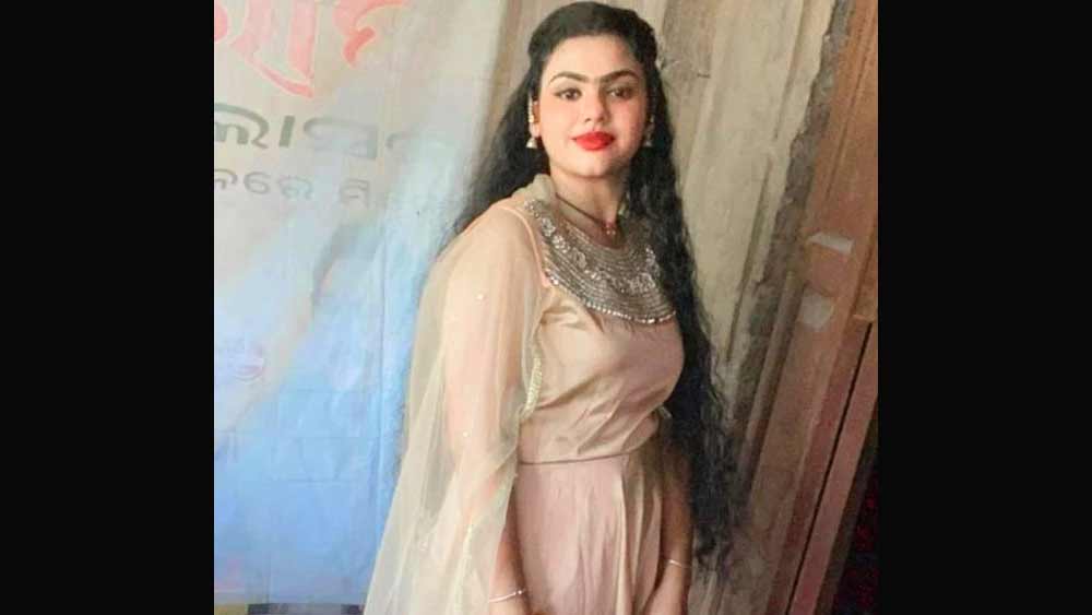 অভীলিপ্সার বাবা অশোক পাণ্ডা ভারতীয় সেনার প্রাক্তন কর্মী। বর্তমানে একটি বেসরকারি সংস্থায় ম্যানেজার হিসেবে কাজ করেন। তাঁর মা পুষ্পশ্রী পেশায় শিক্ষক।