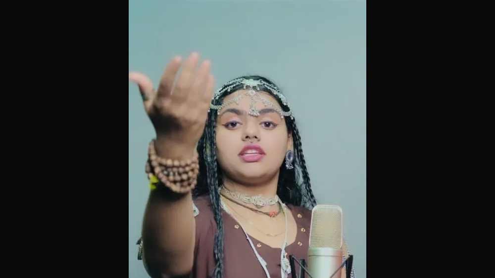 শৈশবেই গানের সঙ্গে পরিচয় হয় অভীলিপ্সার। তাঁর ঠাকুরদা গানের জন্য বারবিলে বেশ পরিচিত। ঠাকুরদার হাত ধরেই গানের জগতে পা রাখেন অভীলিপ্সা।