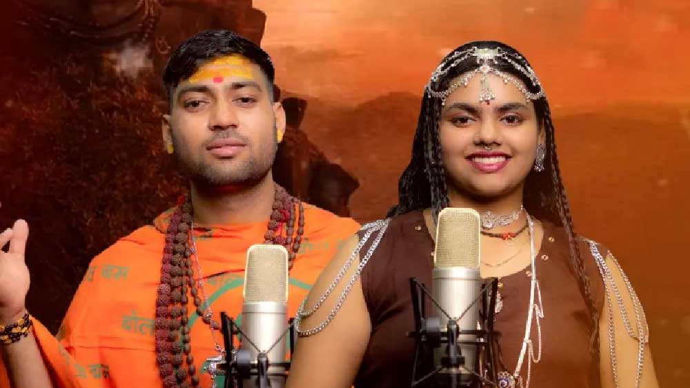 ‘হর হর শম্ভু’ খ্যাত সেই গায়িকা হলেন অভীলিপ্সা পাণ্ডা। জীতু শর্মার সঙ্গে ডুয়েটে ‘হর হর শম্ভু’ গান গেয়ে মন মাতাচ্ছেন আট থেকে আশির।