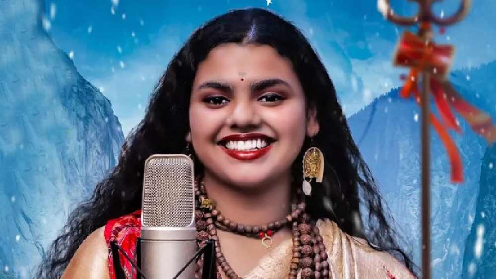 ঠাকুরদার কাছে ধ্রুপদী সঙ্গীতে তালিম নেন তিনি। চার বছর বয়সে ওডিশি ধ্রুপদী সঙ্গীত শেখা শুরু করেন। ১৭ বছর বয়সে ওড়িশায় গানের একটি রিয়ালিটি শো-তে অংশ নেন অভীলিপ্সা। সেই সময় তাঁর একটি গান বেশ ভাইরাল হয়। সেই গান ভাইরাল হওয়ার পরেই ‘হর হর শম্ভু’ গানের প্রস্তাব পান। তার পরই রাতারাতি তাঁর পরিচিতি ছড়িয়ে পড়ে সেই গানের মধ্য দিয়ে।