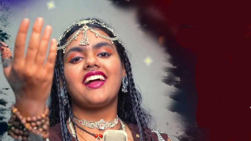 তাঁর গাওয়া গানটি যে এত জনপ্রিয় হবে সেটা প্রথমে বিশ্বাসই করতে পারেননি অভীলিপ্সা। তাঁর কথায়, ‘‘ভেবেছিলাম খুব একটা সাড়া পাব না। কিন্তু এই গান এখন বাচ্চা-বুড়ো সকলের মুখে মুখে। ভালই লাগছে।’’ ১০ বছর বয়সে স্টুডিয়োতে শিশুশিল্পী হিসাবে প্রথম রেকর্ডিং করেন। 