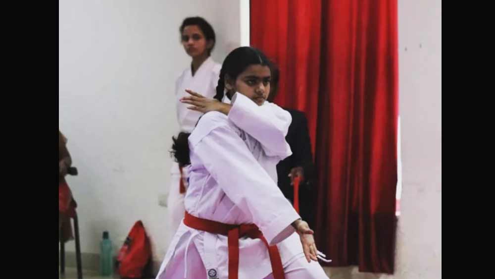 আটটি ভাষায় গান করতে পারেন অভীলিপ্সা। ইংরেজি, বাংলা, অসমীয়া, মরাঠি, মারওয়াড়ি, গুজরাতি, তামিল ভাষায় গান করতে পারেন। শুধু গানই নয়, ক্যারাটেও জানেন অভীলিপ্সা। ক্যারাটেতে তিনি ব্ল্যাক বেল্ট পেয়েছেন। সামুদ্রিক জীব নিয়ে গবেষণা করতে চান অভীলিপ্সা। ইচ্ছা সমুদ্রবিজ্ঞানী হওয়ার।