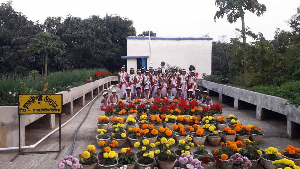 লাকা প্রাথমিক বিদ্যালয়ের পড়ুয়ারা। 