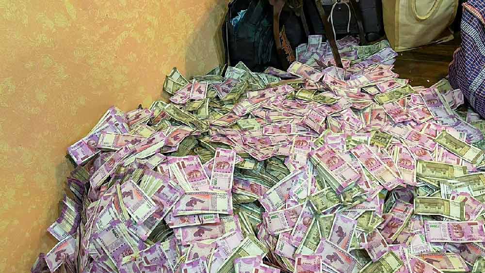 ১৯৭৭ সালে ইন্দিরা গাঁধীকে গ্রেফতার করা সিবিআইয়ের প্রাক্তন যুগ্ম পরিচালক এন কে সিংয়ের মতে, সিবিআইয়ের চেয়েও বেশি শক্তিশালী হয়ে উঠেছে ইডি। কোনও ব্যক্তি দোষী সাব্যস্ত না হলেও আর্থিক তছরুপ আইনের আওতায় ওই ব্যক্তির সম্পত্তি বাজেয়াপ্ত করার ক্ষমতা রয়েছে ইডির।