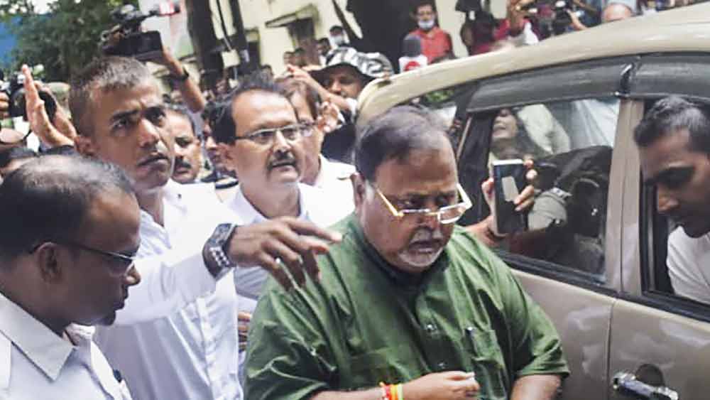 সাধারণ মানুষ তো বটেই, দেশের মন্ত্রী-আমলারাও কোনও আর্থিক দুর্নীতি করলে ইডির হাত থেকে ছাড় পান না। ইডি হেফাজতে বিশেষ কোনও সুবিধাও পান না আমলা-মন্ত্রীরা।