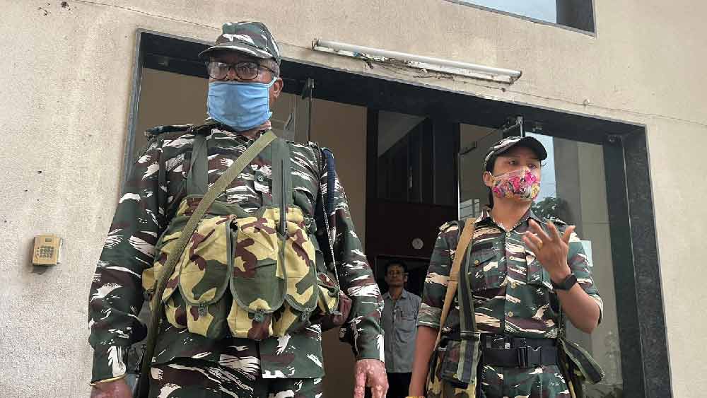 কেন্দ্রীয় তদন্তকারী সংস্থা সূত্রে খবর, তল্লাশি অভিযান চালানোর সময় আবাসন কেলেঙ্কারি সংক্রান্ত বেশি কিছু নথি তাদের হাতে এসেছে।