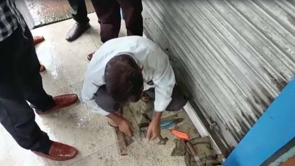 সরাসরি: বরানগরে অর্পিতার বন্ধ  দোকানের তালা খুলে ফেলল ইডি, দিকে দিকে  চলছে অভিযান 