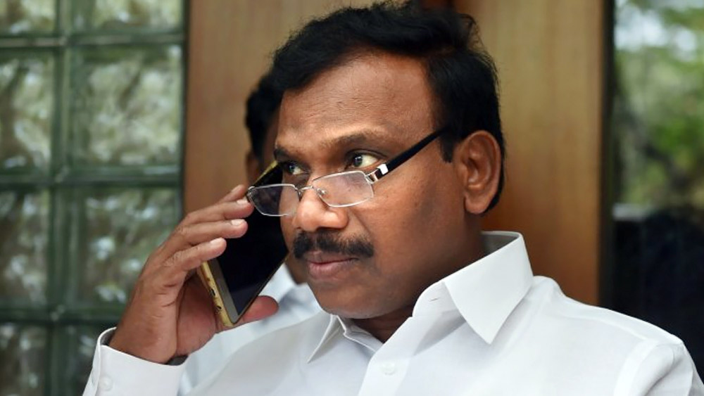 তদন্ত শুরু হলে ২জি স্পেকট্রাম কেলেঙ্কারিতে সরকারি কোষাগারের ক্ষতির পরিমাণ ১ লক্ষ ৭৬ হাজার কোটি টাকা বলে অভিযোগ ওঠে। সুপ্রিম কের্টের রায়ের ভিত্তিতে মনমোহন মন্ত্রিসভার সদস্য ডিএমকের এ রাজা ও সাংসদ কানিমোঝিকে গ্রেফতার করা হয়৷ বিজেপি-সহ অন্য বিরোধীরা ঝাঁপিয়ে পড়ে ‘সরকারের অনৈতিক আচরণ ও দুর্নীতি’ নিয়ে৷