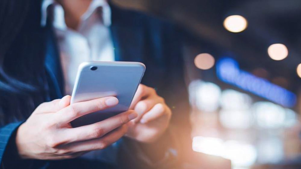 স্পেকট্রামকে আপনি খালি চোখে দেখতে পাবেন না। সাধারণত স্পেকট্রাম বলতে মোবাইল নেটওয়ার্কে ব্যবহৃত তরঙ্গদৈর্ঘ্যকেই বোঝায়। বিভিন্ন তরঙ্গদৈর্ঘ্যের জন্য বিভিন্ন ব্যান্ডের ভিন্ন ভিন্ন স্পেকট্রাম ব্যবহৃত হয়।