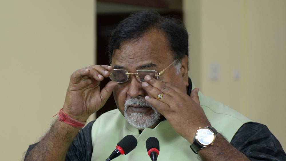 পার্থ চট্টোপাধ্যায়: মঙ্গলবার জোকা ইএসআই হাসপাতাল থেকে স্বাস্থ্যপরীক্ষা করিয়ে বার করে আনা হচ্ছিল পার্থ চট্টোপাধ্যায়কে। আচমকাই তাঁর গাড়ির দিকে ছুটে এল জুতো। রাজ্যের প্রাক্তন শিক্ষামন্ত্রীর গায়ে জুতো লাগেনি। গাড়িতে লেগে পড়ে যায়। পার্থ বেঁচেছেন। তবে এর আগে অনেক রাজনীতিবিদের ভাগ্য এত সদয় ছিল না। 