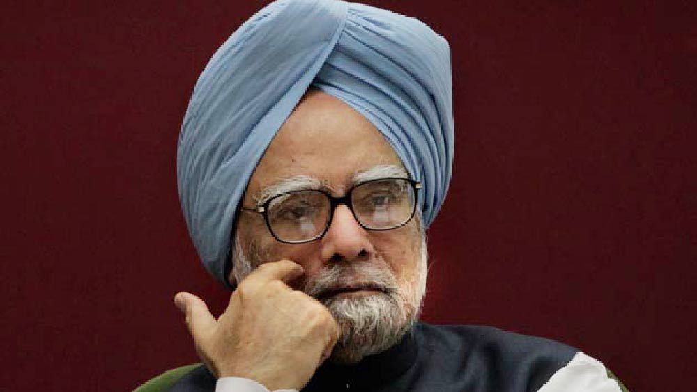 মনমোহন সিংহ: ২০০৯ সালের এপ্রিলে আমদাবাদে একটি প্রচারসভায় বক্তব্য রাখছিলেন তৎকালীন প্রধানমন্ত্রী মনমোহন সিংহ। তাঁকে লক্ষ্য করে জুতো ছোড়েন ইঞ্জিনিয়ারিংয়ের এক ছাত্র। মঞ্চের সামনে এসে পড়ে জুতো। আটক করা হয় অভিযুক্তকে। প্রাক্তন প্রধানমন্ত্রী ক্ষমা করে দেওয়ায় ছাড়া পেয়ে যান ওই ছাত্র।