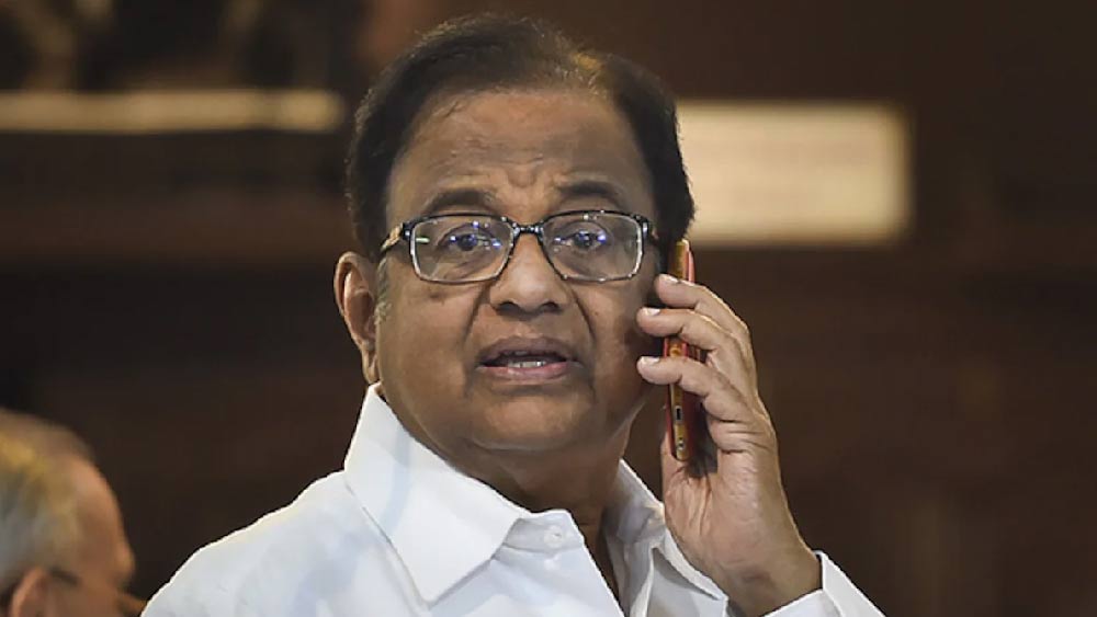 পি চিদম্বরম: ২০০৯ সালে পি চিদম্বরমকে লক্ষ্য করে জুতো ছোড়েন সাংবাদিক জার্নাইল সিংহ। চিদম্বরম তখন দেশের স্বরাষ্ট্রমন্ত্রী। ১৯৮৪ সালে শিখ দাঙ্গায় অভিযুক্ত জগদীশ টাইটলারকে ক্লিনচিট দিয়েছিল সিবিআই। সেই ক্ষোভে চিদম্বরমকে নিশানা করেন জার্নাইল। তাঁকে আটক করা হলেও শেষ পর্যন্ত ছেড়ে দেওয়া হয়। 