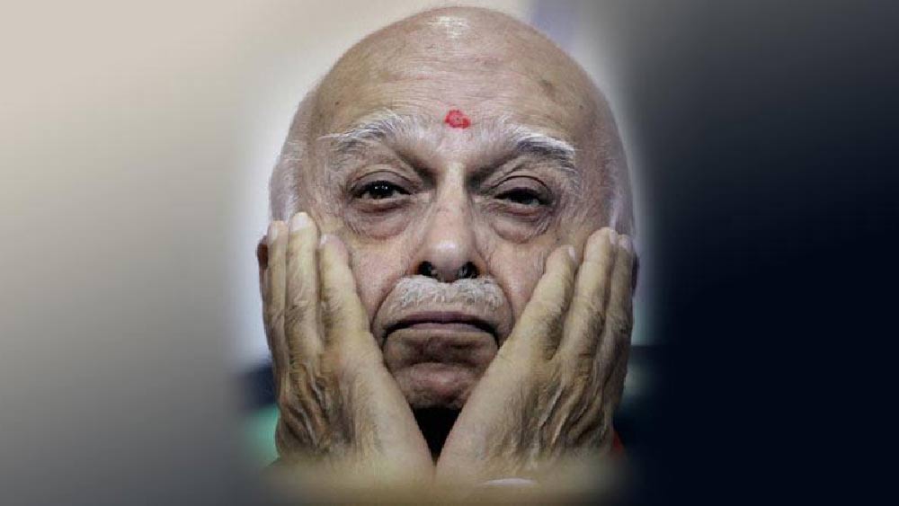 লালকৃষ্ণ আডবাণী: ওই ২০০৯ সালে জুতো ধেয়ে এসেছিল লালকৃষ্ণ আডবাণীর দিকে। ওই বছর লোকসভা নির্বাচনে বিজেপির প্রধানমন্ত্রী পদপ্রার্থী হয়েছিলেন তিনি। বিষয়টি মানতে পারেননি বিজেপি কর্মী পাওয়াস অগ্রবাল। বলেছিলেন, আডবাণী আসলে ‘ঝুটো লৌহমানব’। সেই ক্ষোভ থেকেই জুতো ছোড়েন। 