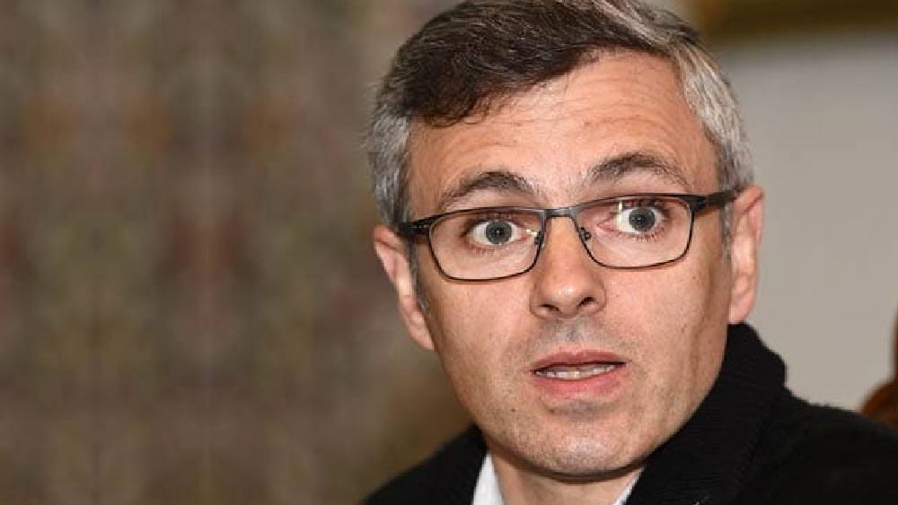 ওমর আবদুল্লা: ২০১০ সালের ১৫ অগস্ট স্বাধীনতা দিবসের অনুষ্ঠানে যোগ দিতে গিয়েছিলেন জম্মু ও কাশ্মীরের প্রাক্তন মুখ্যমন্ত্রী ওমর আবদুল্লা। তাঁকে লক্ষ্য করে জুতো ছোড়েন এক পুলিশ কনস্টেবল। প্রশ্নের মুখে পড়ে নিরাপত্তা। 